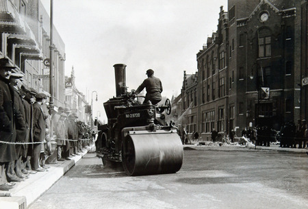 Het Bagijnhof wordt geasfalteerd, ca. 1930