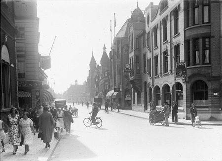 Het Bagijnhof gezien vanuit de Visstraat in de richting van de Spaarbank. Rechts de Lange Breestraat, links op de hoek van de Korte Breestraat de bonbonzaak van Driessen. De twee grotere torens zijn van het postkantoor, die op de achtergrond van de spaarbank