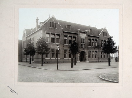 Oranje Vrijstaatplein kort na de oplevering van de school